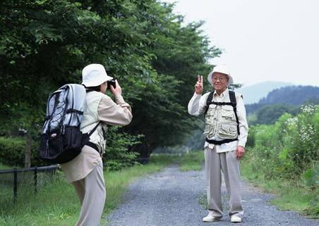 平时子女要工作,老年人呆在家里比较孤单,通过旅游